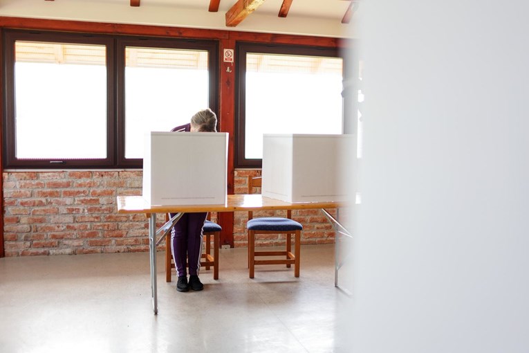 Dopunski izbori: Otvorena sva biračka mjesta, gužvi nema