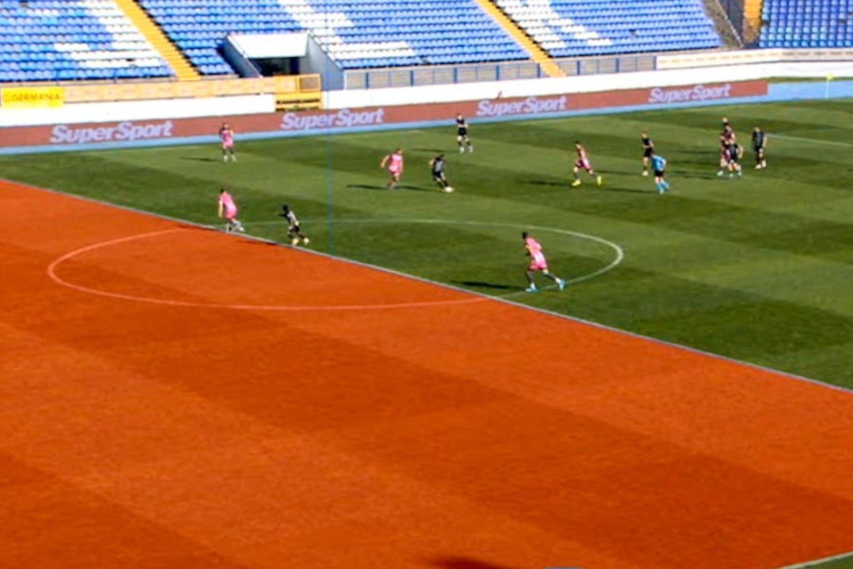 Poslušajte VAR kod zaleđa Vukovara. Bebek: Malo zaleđe. AVAR: Nije. Bebek: Kako nije?