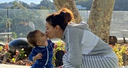 Holivudska latino mama jednogodišnjeg sina uči znakovni jezik