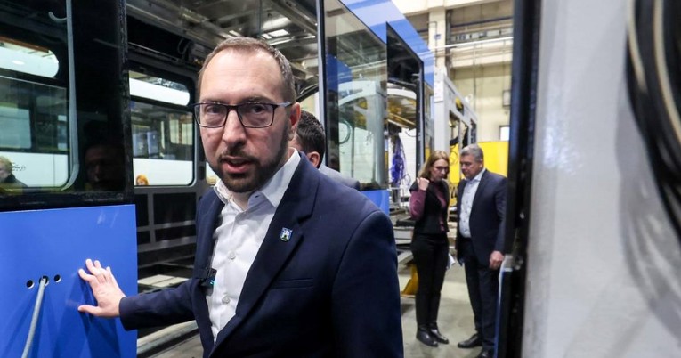 Stariji se od danas mogu besplatno voziti ZET-om. Evo što im treba