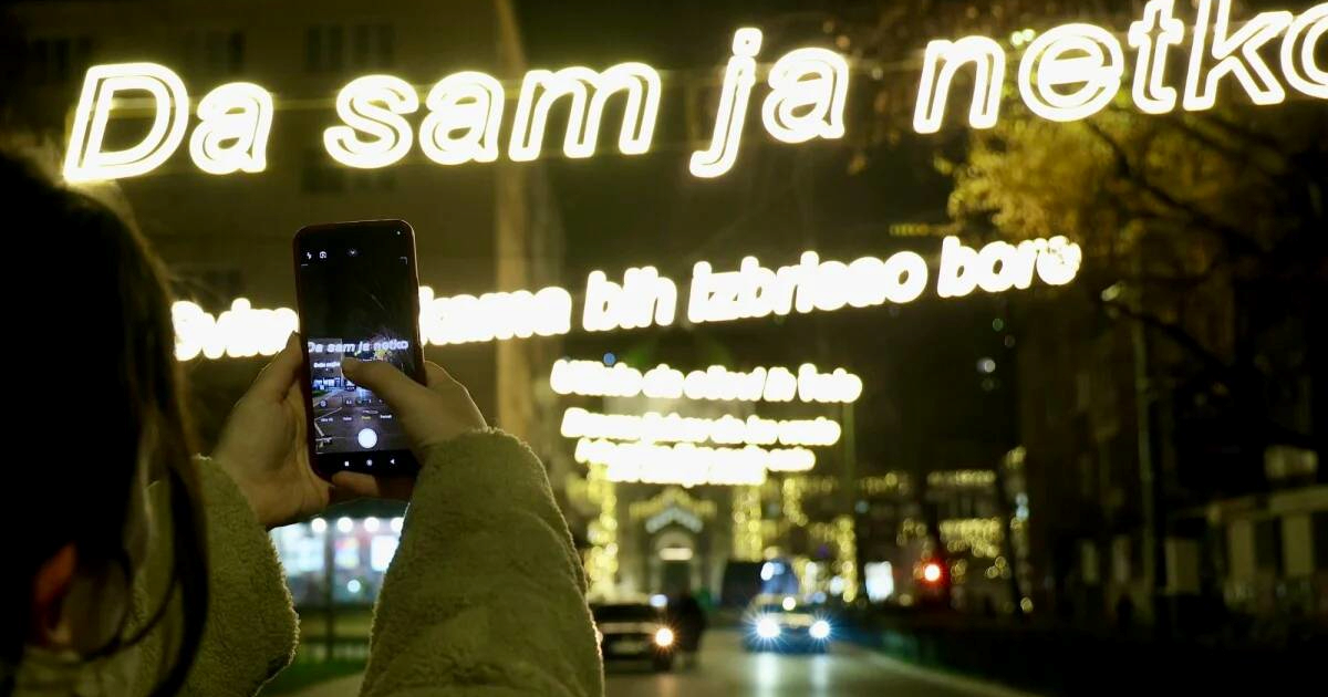 VIDEO I FOTO Ulica u Sarajevu ukrašena stihovima popularnih Indexa