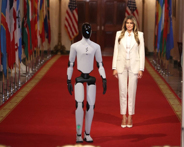 Humanoidni robot prošetao Bijelom kućom uz Melaniju Trump