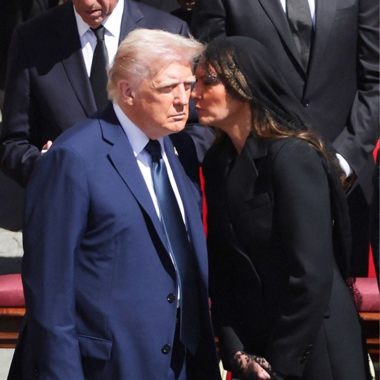 Čitačica s usana otkrila 4 riječi koje je Melania šapnula Trumpu na sprovodu Pape