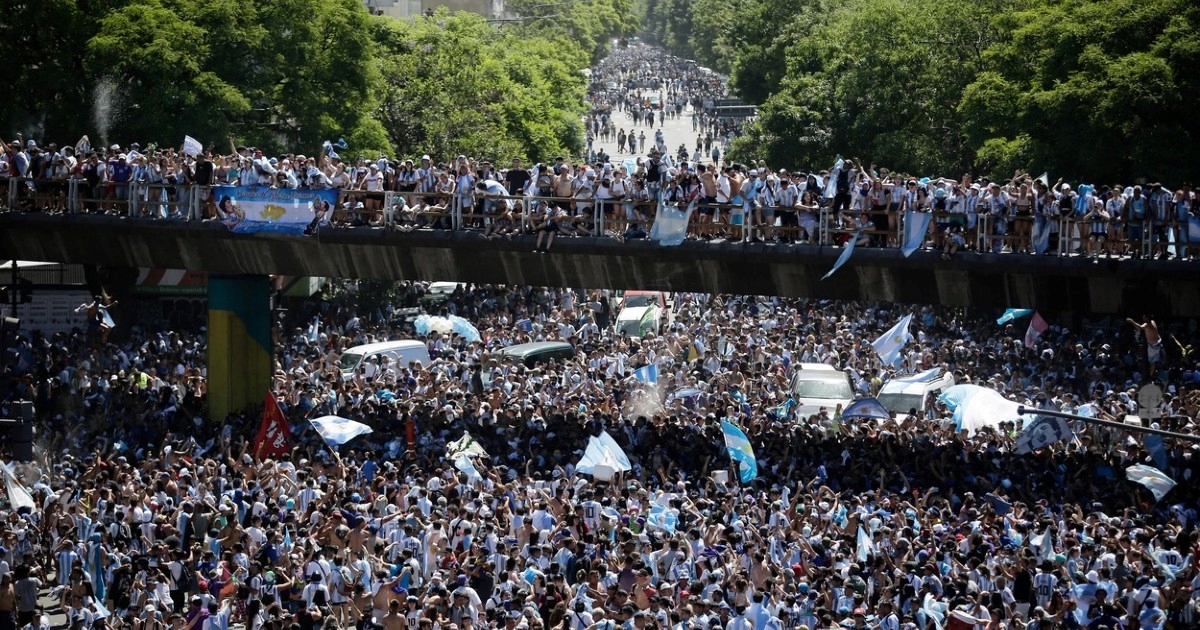 Navijač Argentine vozio motor sa zastavom oko vrata. Zapela je za kotač i ugušila ga