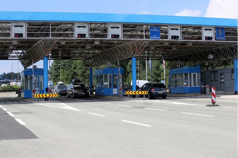 Mijenjaju se pravila, uskoro će se preko granice moći unijeti samo 2 kutije cigareta
