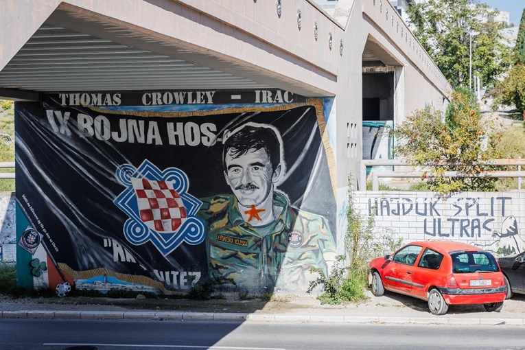 VIDEO Na spomeniku HOS-u u Splitu nacrtana petokraka, išaran i mural irskom HOS-ovcu