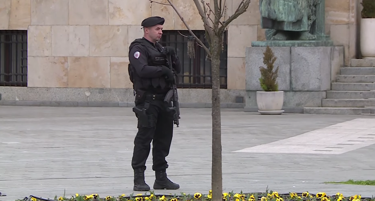 Ispred Palače Republike Srpske u Banjoj Luci policajci s dugim cijevima