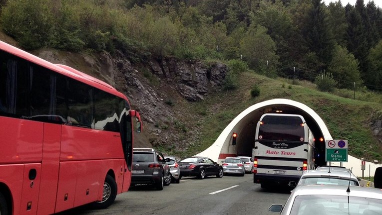 Vozilo u kvaru u tunelu Sleme na A6, vozi se 60 km/h