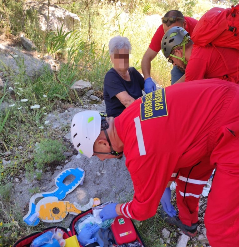 Žena pala s osam metara visine, spasili je HGSS-ovci. "Ispratila nas je toplim Hvala"