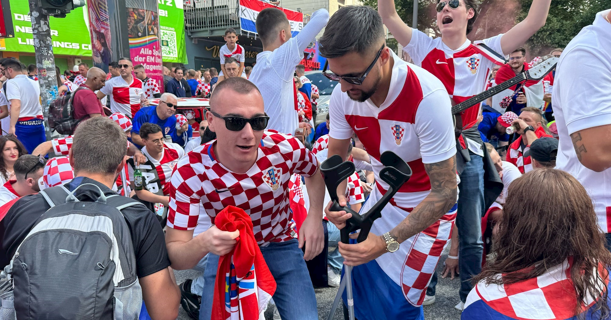 Ovog navijača ni ozljeda i štake nisu spriječili da dođe u Hamburg zbog Vatrenih