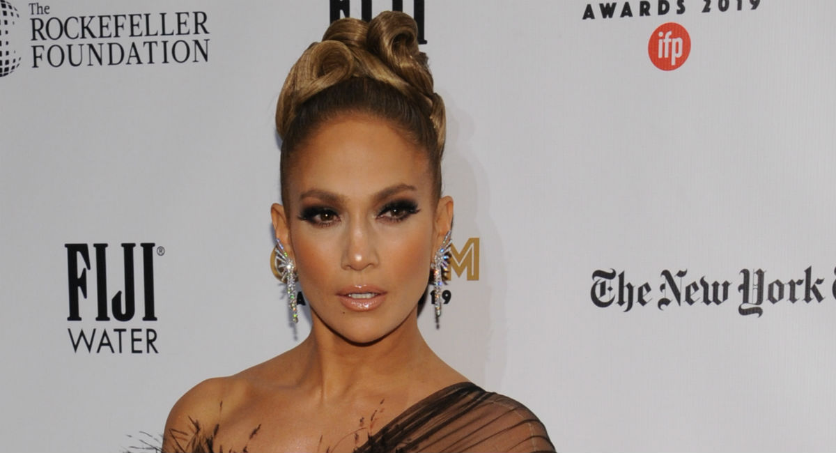 Prezgodna J.Lo oduzima dah u pripijenoj prozirnoj haljini