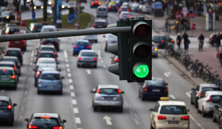 Koliko treba čekati na semaforu s upaljenim zelenim svjetlom da se vozači razbjesne?