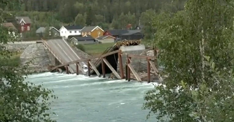 Urušio se drveni most u Norveškoj, kamion i auto upali u rijeku