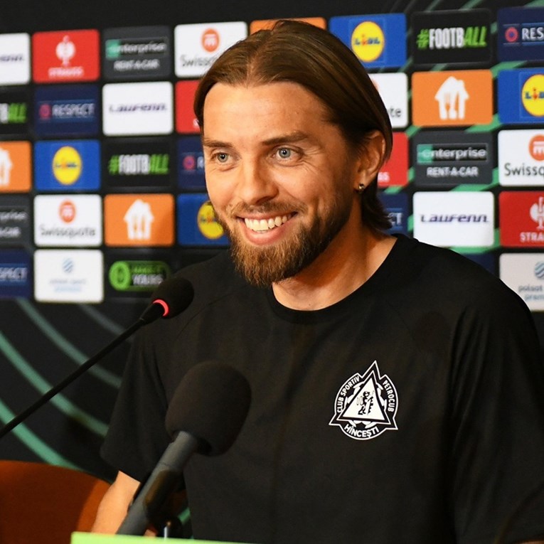 Nekad je predstavljao svoju zemlju u nogometu. Sad je postao političar