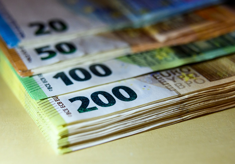 Lažni policajac prevario staricu za 23.300 eura. Pao na granici s novcem