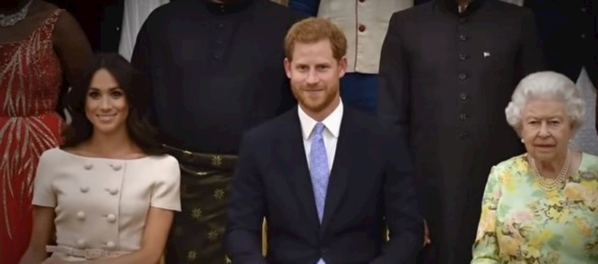 Kraljica je navodno bijesna zbog skandalozne objave Meghan i Harryja