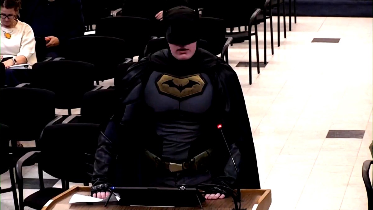 U kostimu Batmana ušao u vijeće u Kaliforniji: Blokirajte ICE, kukavice ste