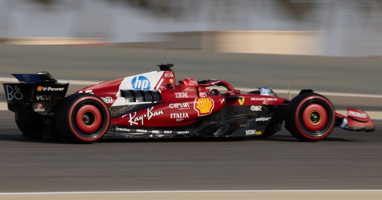 Pogledajte kako je vozaču Ferrarija otpao retrovizor tijekom vožnje