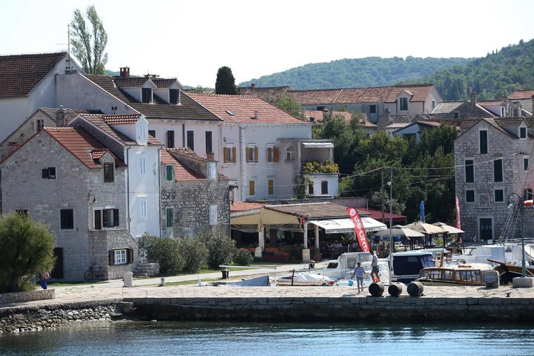 Žena se onesvijestila na Zlarinu. "Helikopter smo čekali 45 minuta, sletio na plažu"