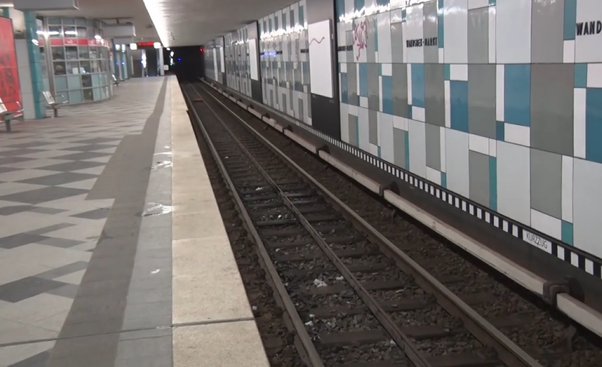 Muškarac zgrabio djevojku (18) i povukao je pod vlak u Hamburgu. Oboje su mrtvi