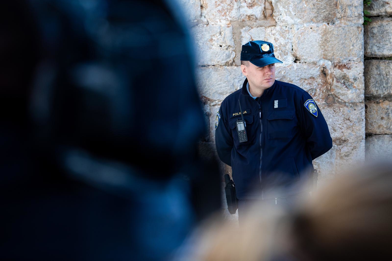 U Dubrovniku pratio ženu, na stubištu joj zabio nož u leđa. Pokušao ju je ubiti
