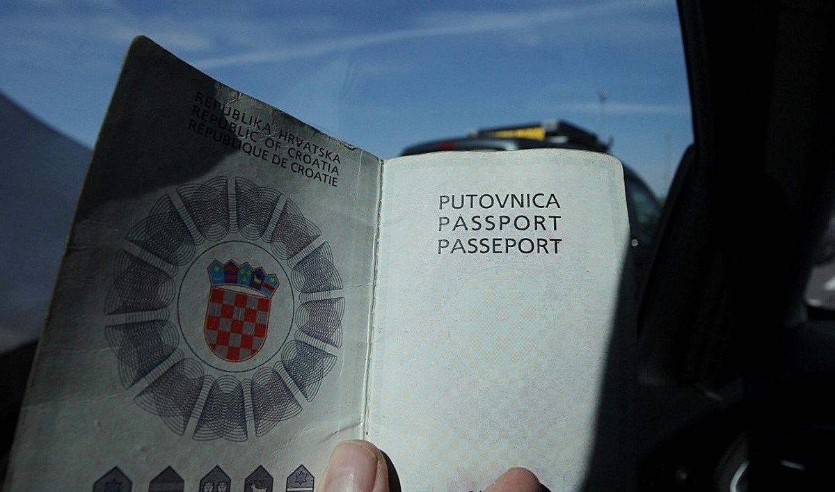 HDZ-ovac: Hrvatska treba revidirati državljanstva u BiH