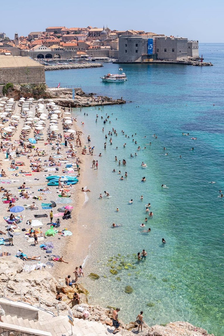 FOTO U Dubrovniku krcate plaže, gužve se stvaraju i na šetnicama