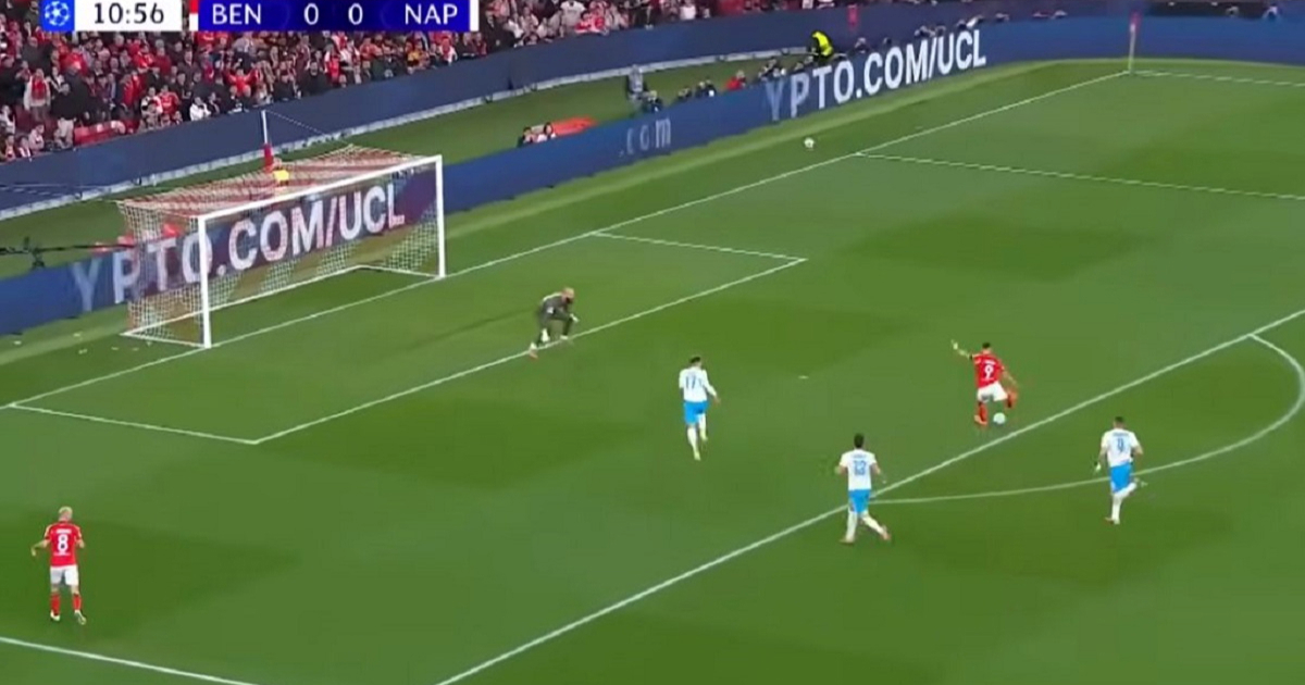 Ivanović je izbio pred golmana Napolija. Pogledajte što je slijedilo