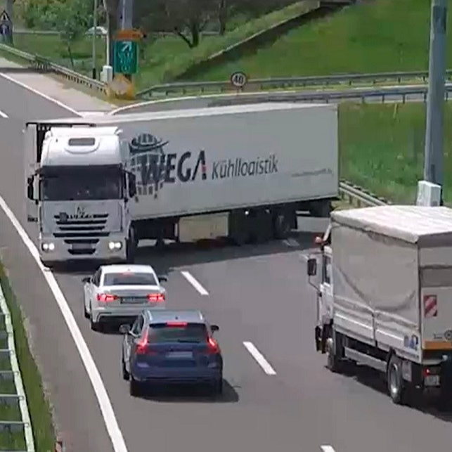 Vozač koji je ušao u krivi smjer odbio alkotest. Tijekom okretanja je udario u ogradu