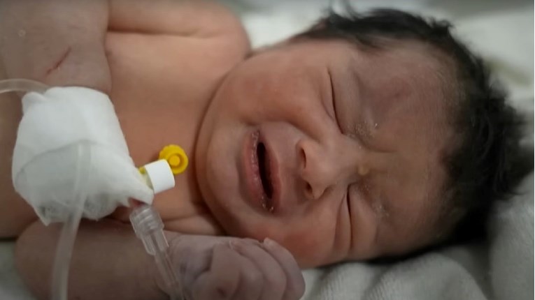 Beba rođena pod ruševinama u Siriji premještena iz bolnice. Htjeli su je oteti?