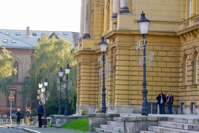 U Zagrebu osvanuli prvi božićni ukrasi, okićen centar grada