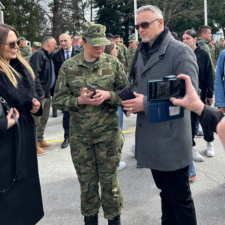 Thompson stigao na prisegu kćeri u Požegi, pažnju privukao u sivom kaputu