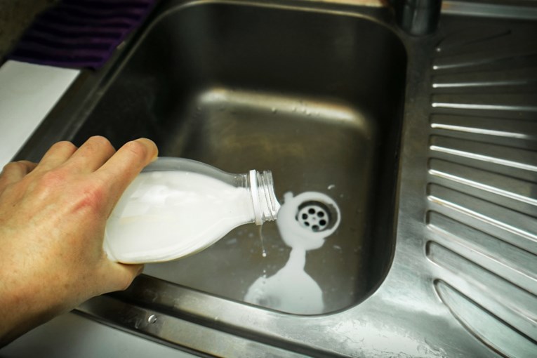 9 stvari nikada ne bismo smjeli izliti u sudoper (a često to radimo)