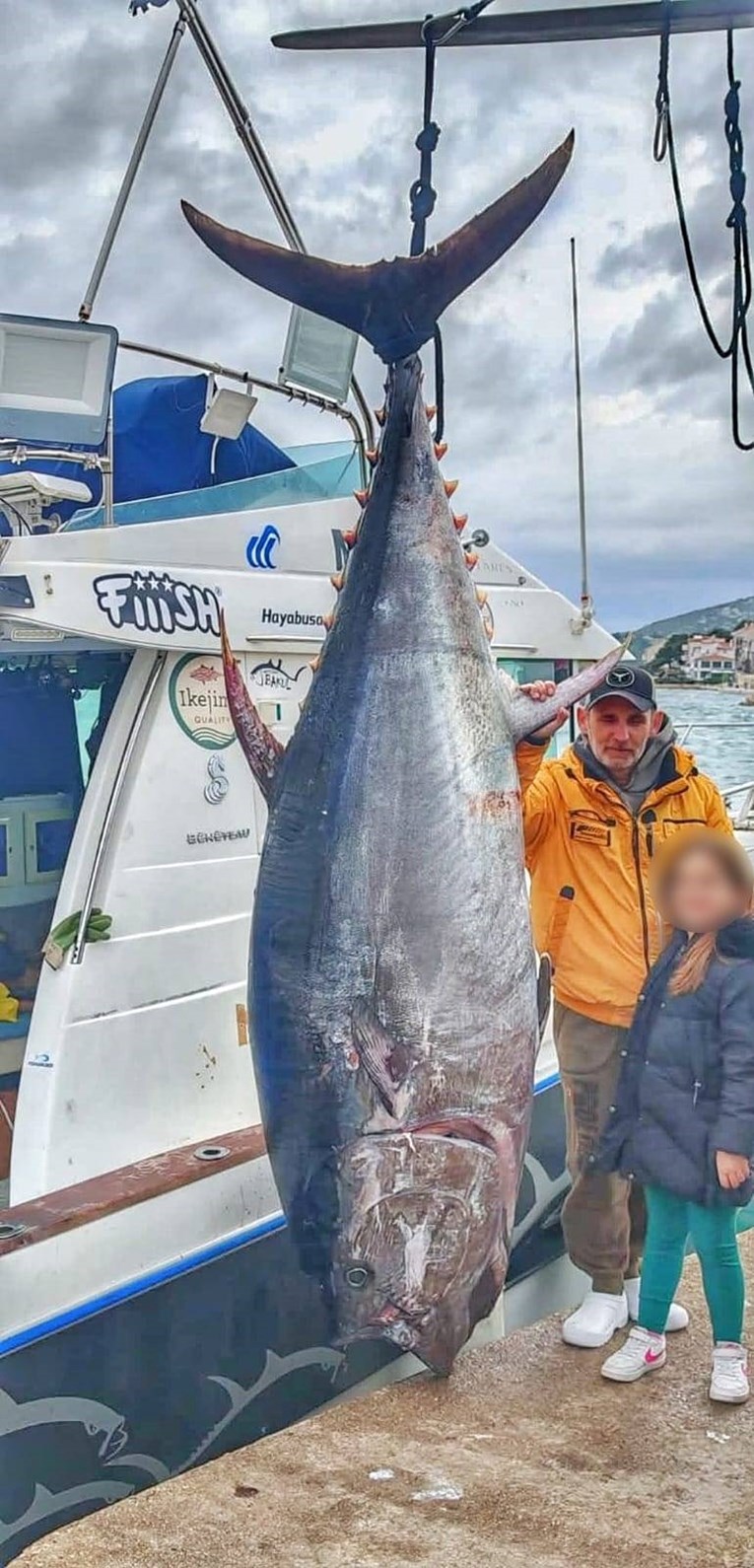 Tunolovac iz Vodica ulovio atlantsku plavoperajnu tunu tešku 317 kilograma