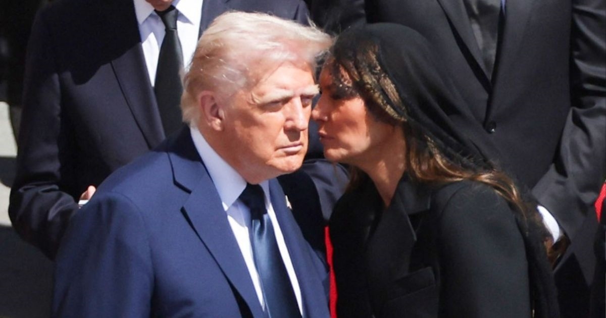 Što je Melania šapnula Trumpu tijekom Papinog sprovoda? Spriječila je neugodnost
