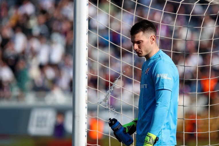 Propada Livakovićev povratak u Dinamo? Katalonci: Barcelona nema novca