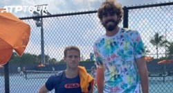 Fotografija tenisača postala hit. "Dva čovjeka, isti sport"