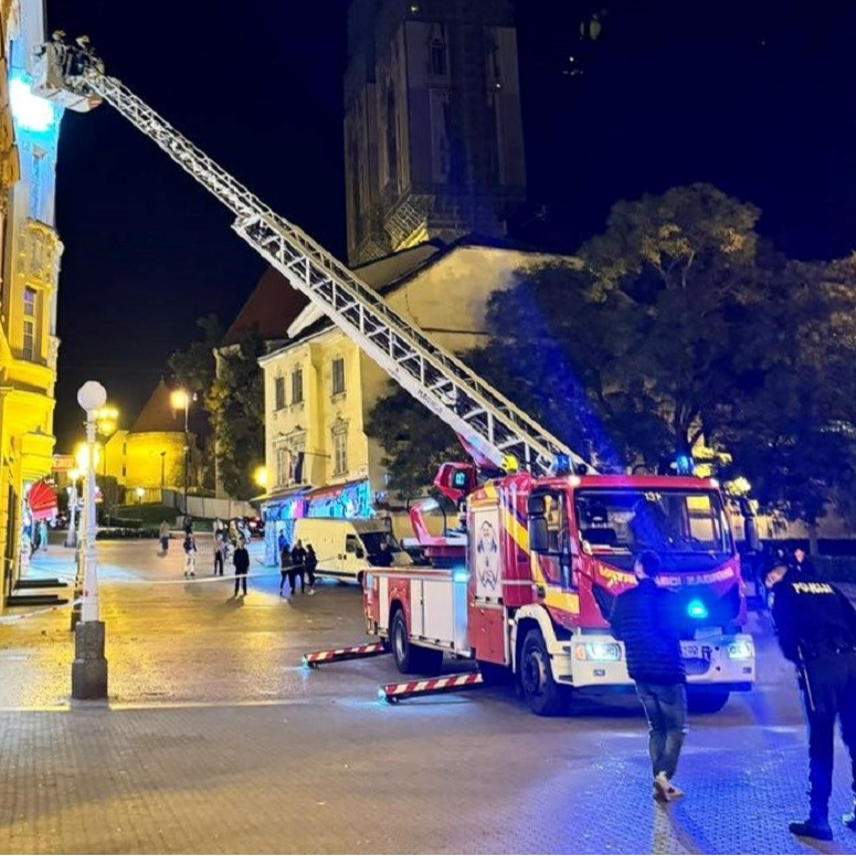 Odlomio se dio pročelja na Trgu u Zagrebu, na terenu vatrogasci
