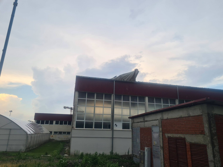 VIDEO Nevrijeme došlo do Hrvatske. Vjetar rušio stabla, oštećen krov dvorane