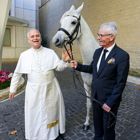 Papa dobio bijelog arapskog konja