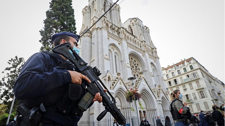 Policajac u Cannesu napadnut nožem. Ministar: Moguć je teroristički motiv