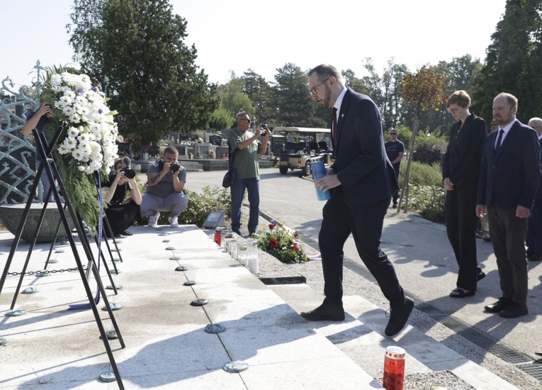 Tomašević položio vijence na Mirogoju za poginule i nestale u Domovinskom ratu