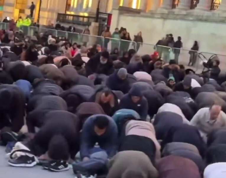 VIDEO Muslimani molili na Trafalgar Squareu u Londonu. Zastupnik: Čin dominacije