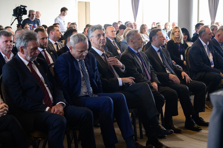 Njonjo: Trebaju nam desni intelektualci. Plenković: Žive u svom komforu, nije kao '90.