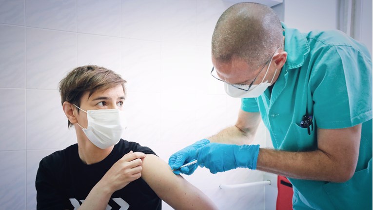 U Srbiji počelo cijepljenje, prva se cijepila premijerka Brnabić