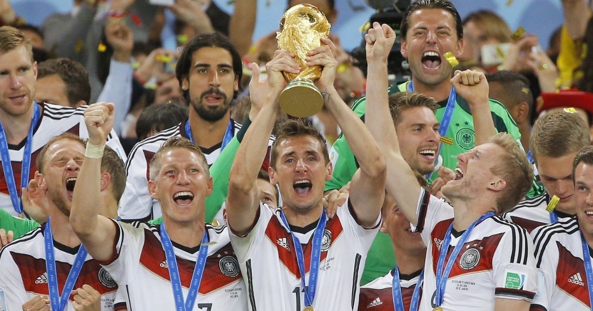 Bio je dijete migranata koje nije znalo njemački. Postao je legenda Elfa