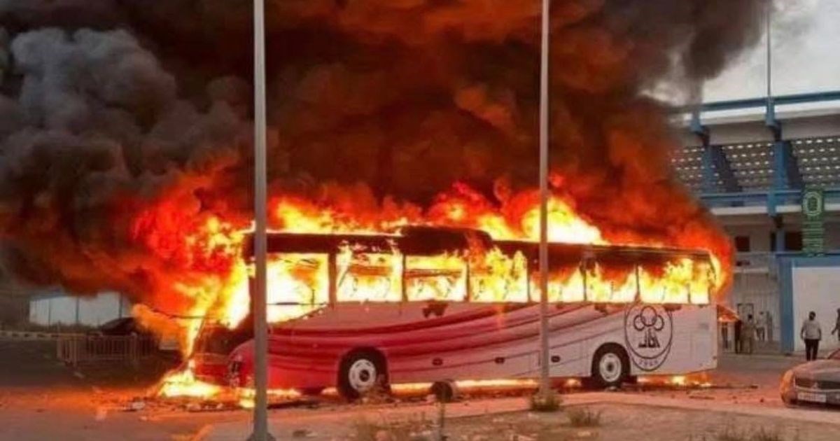 FOTO Ludi derbi u Africi. Zapaljen autobus, utakmica prekinuta, sudac pretučen