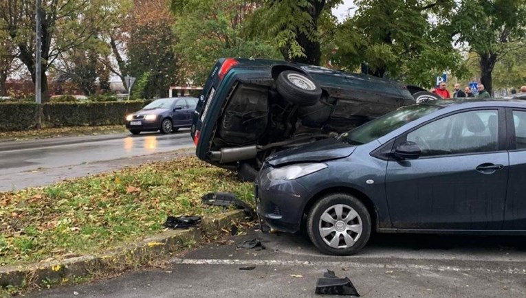 VIDEO Nesreća u Slavonskom Brodu, auto sletio s ceste i zabio se u parkirani auto