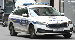 Policajac se ozlijedio otvarajući vrata na službenom autu. Dobio 5000 eura odštete