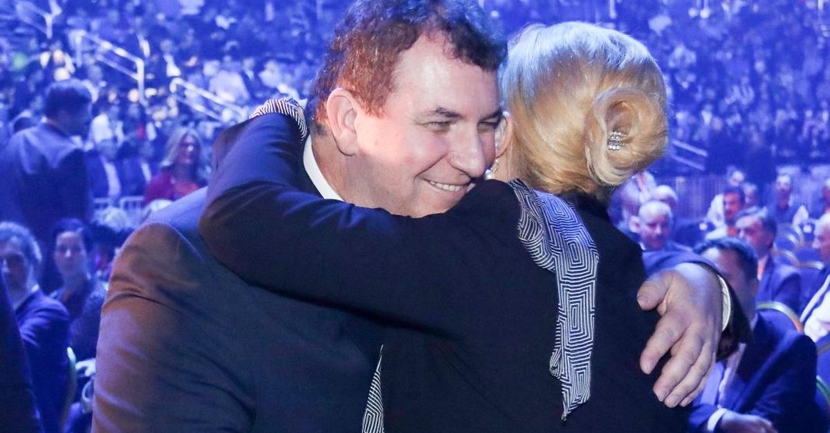Kolinda se pred kamerama strastveno grlila s Jakovom